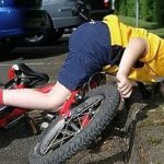 A accidentat cu masina un copil de 10 ani care se plimba cu bicicleta dar la Politiei a declarat ca un copil s a izbit cu bicleta in masina lui