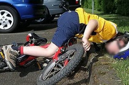 A accidentat cu masina un copil de 10 ani care se plimba cu bicicleta dar la Politiei a declarat ca un copil s a izbit cu bicleta in masina lui