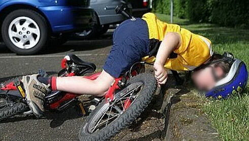 A accidentat cu masina un copil de 10 ani care se plimba cu bicicleta dar la Politiei a declarat ca un copil s a izbit cu bicleta in masina lui