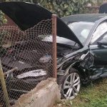 A incercat o depasire regulamentara dar a ajuns cu masina intr un gard dupa ce a fost lovita de un BMW condus de un tanar de 21 de ani