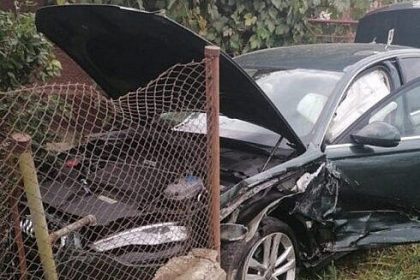 A incercat o depasire regulamentara dar a ajuns cu masina intr un gard dupa ce a fost lovita de un BMW condus de un tanar de 21 de ani