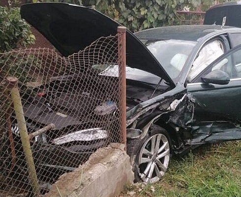 A incercat o depasire regulamentara dar a ajuns cu masina intr un gard dupa ce a fost lovita de un BMW condus de un tanar de 21 de ani