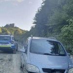 A ramas fara permis dupa ce a fost prins conducand prin munti cu o masina radiata