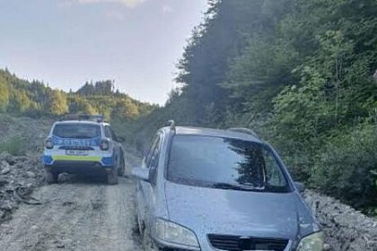 A ramas fara permis dupa ce a fost prins conducand prin munti cu o masina radiata