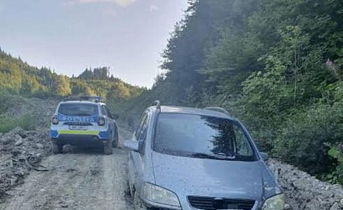 A ramas fara permis dupa ce a fost prins conducand prin munti cu o masina radiata
