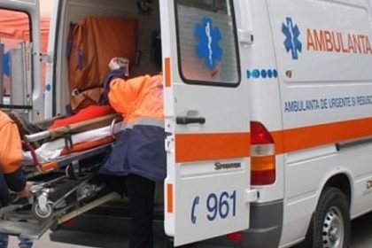 A scapat ca prin minune dupa ce a cazut cu jeepul pe o poteca de munte s a rostogolit 150 de metri in hau si s a oprit intr un copac