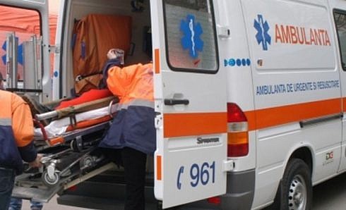 A scapat ca prin minune dupa ce a cazut cu jeepul pe o poteca de munte s a rostogolit 150 de metri in hau si s a oprit intr un copac