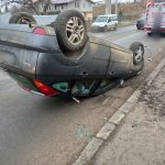 A uitat sa verifice ce fac copiii pe bancheta din spate a masinii a izbit o bordura si sa rasturnat cu rotile in sus