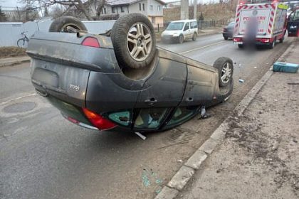 A uitat sa verifice ce fac copiii pe bancheta din spate a masinii a izbit o bordura si sa rasturnat cu rotile in sus