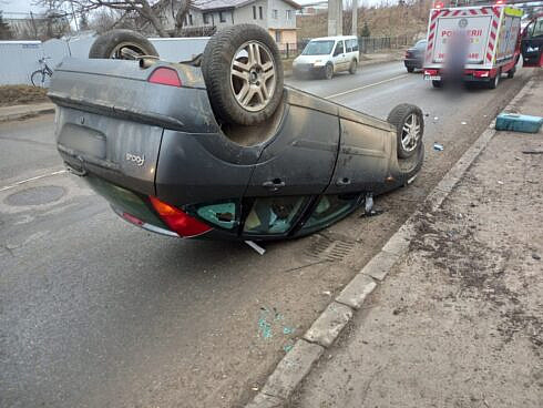 A uitat sa verifice ce fac copiii pe bancheta din spate a masinii a izbit o bordura si sa rasturnat cu rotile in sus