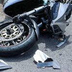 A vrut sa si impresioneze prietena de 17 ani luand o la o plimbare cu motocicleta neinmatriculata si a ajuns sa o bage in spital dupa ce sau rasturnat intr un sant motociclistul de 18 ani nu avea permis de conducere
