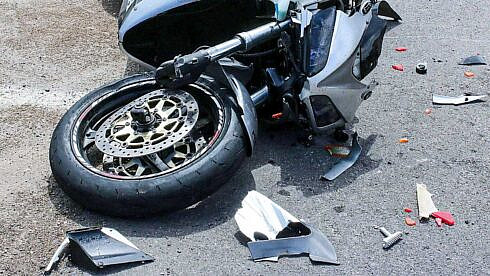 A vrut sa si impresioneze prietena de 17 ani luand o la o plimbare cu motocicleta neinmatriculata si a ajuns sa o bage in spital dupa ce sau rasturnat intr un sant motociclistul de 18 ani nu avea permis de conducere