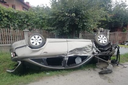 Accident cu cinci raniti cauzat de o soferita care nu s a asigurat la intrarea in curtea casei