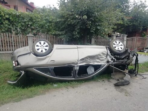 Accident cu cinci raniti cauzat de o soferita care nu s a asigurat la intrarea in curtea casei