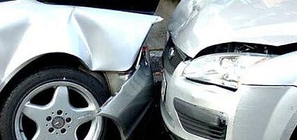 Accident cu trei raniti la Frasin provocat de un sofer de 19 ani care a lovit cu masina Audi autoturismul din fata sa