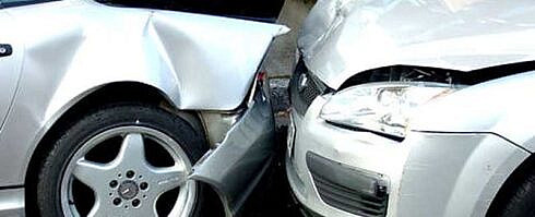 Accident cu trei raniti la Frasin provocat de un sofer de 19 ani care a lovit cu masina Audi autoturismul din fata sa