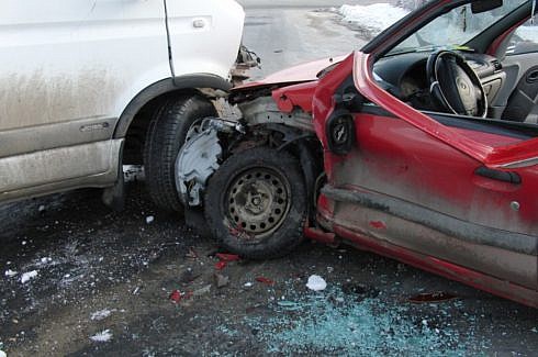 Accident intre doua masini pe un pod din Brodina in urma caruia o persoana a fost ranita provocat de un sofer de Audi care a intrat pe contrasens
