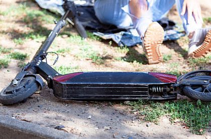 Accident intre o masina condusa de o soferita de 20 de ani si o trotineta electrica utilizata de un minor de 16 ani la Straja