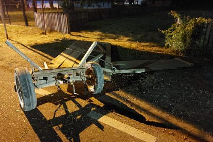 Accident intre o masina si o caruta la miezul noptii pe o strada din Radauti