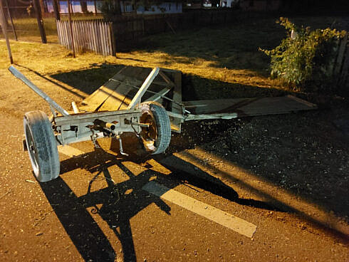 Accident intre o masina si o caruta la miezul noptii pe o strada din Radauti