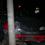 Accident pe DN17 la Vama cu doi raniti dupa ce o soferita a adormit la volan si a lovit un stalp