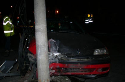 Accident pe DN17 la Vama cu doi raniti dupa ce o soferita a adormit la volan si a lovit un stalp