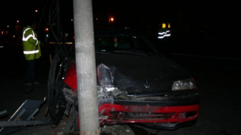 Accident pe DN17 la Vama cu doi raniti dupa ce o soferita a adormit la volan si a lovit un stalp