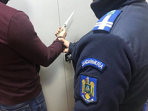 Agresat de tatal vitreg de 70 de ani un barbat de 53 de ani din Suceava si a gasit ajutorul nu la mama ci la politie