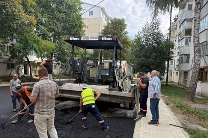 Aleea Jupiter din Suceava va beneficia de un nou covor asfaltic Primarul Rimbu viziteaza santierul foto