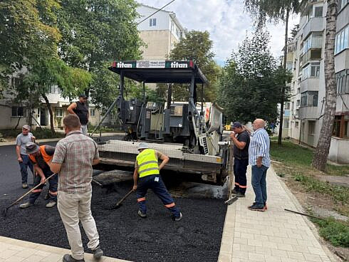 Aleea Jupiter din Suceava va beneficia de un nou covor asfaltic Primarul Rimbu viziteaza santierul foto