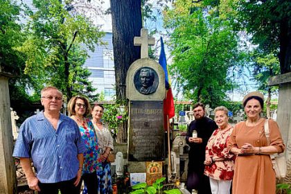 Artisti de muzica populara in pelerinaj la Cimitirul Bellu organizat de Arhiepiscopia Sucevei si Radautilor FOTO