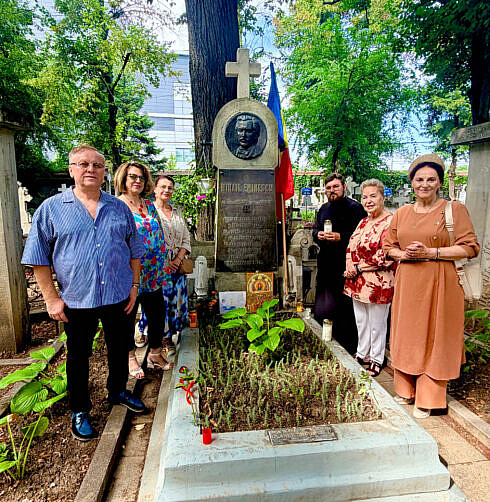 Artisti de muzica populara in pelerinaj la Cimitirul Bellu organizat de Arhiepiscopia Sucevei si Radautilor FOTO