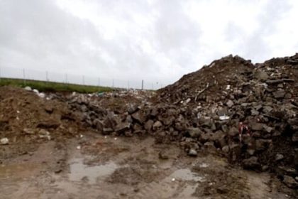 Autoutilitara in valoare de aproximativ 20000 de euro confiscata dupa abandonarea de deseuri de constructie langa piata din Vicovu de Sus