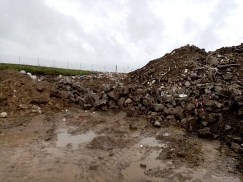 Autoutilitara in valoare de aproximativ 20000 de euro confiscata dupa abandonarea de deseuri de constructie langa piata din Vicovu de Sus