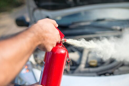 BMW ul i a luat foc pe o strada din Burdujeni imediat dupa ce a fost scos de la reparat dintr un service auto