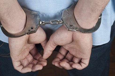 Barbat incarcerat de mama sa si de unul dintre frati