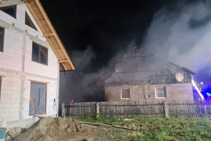 Casa distrusa de incendiu la Fratauii Vechi FOTO