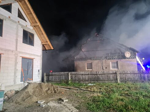 Casa distrusa de incendiu la Fratauii Vechi FOTO