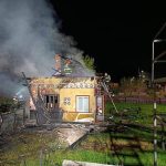 Casa incondeiata a unui batran de 85 de ani din Ciocanesti distrusa de un incendiu provocat de aragazul electric Proprietarul a fost transportat la spital cu arsuri la maini foto
