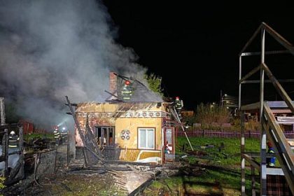 Casa incondeiata a unui batran de 85 de ani din Ciocanesti distrusa de un incendiu provocat de aragazul electric Proprietarul a fost transportat la spital cu arsuri la maini foto