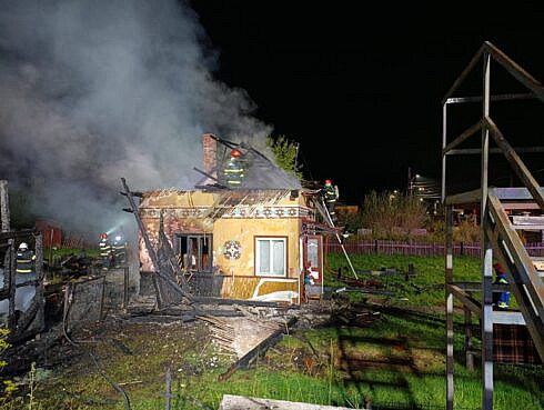 Casa incondeiata a unui batran de 85 de ani din Ciocanesti distrusa de un incendiu provocat de aragazul electric Proprietarul a fost transportat la spital cu arsuri la maini foto