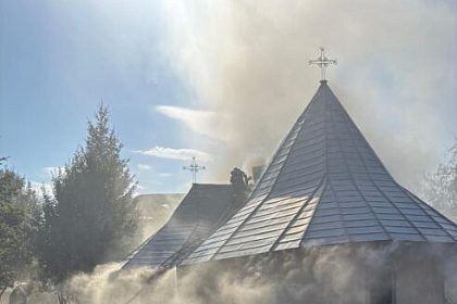 Cauza probabila a incendiului de la paraclisul Manastirii Sf Ilie a fost de natura electrica Au fost distruse inclusiv interiorul altarului si obiecte de cult foto
