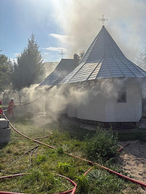 Cauza probabila a incendiului de la paraclisul Manastirii Sf Ilie a fost de natura electrica Au fost distruse inclusiv interiorul altarului si obiecte de cult foto