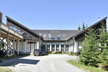 Centrul de vizare al Parcului National Calimani din Saru Dornei ii intampina pe turisti cu informatii utile despre traseele montane spectaculoase si le ofera copiilor jocuri si instalatii interactive