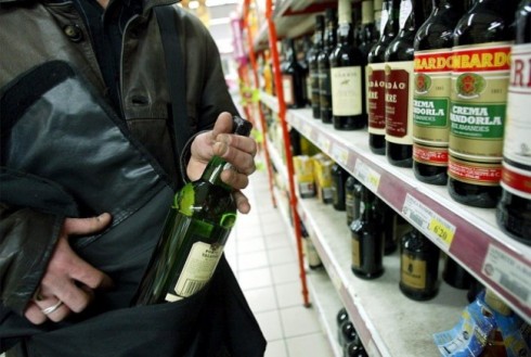 Cinci adolescenti de 16 ani din judetul Constanta care se aflau intr o tabara de vara la o pensiune din Vatra Moldovitei au fost luati in custodia Politiei dupa ce au sustras bauturi de la o statie de carburant din Vama