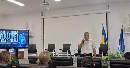 Conferinta Arhitectura fraudei in era digitala organizata de Inspectoratul de Politie Judetean Suceava in colaborare cu Primaria Siret la Centrul Educational pentru Invatare Permanenta din Siret foto