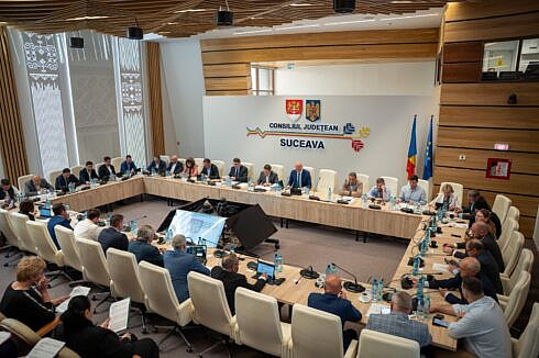 Consiliul Judetean colaboreaza cu primariile din Moldovita si Arbore pentru a cofinanta amenajarea unei gradinite si a unei sali de spectacole cu o suma alocata din Fondul de rezerva de 1 milion de lei