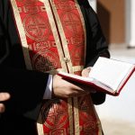 Credincios ingrijorat ca slujbele la care participa ar putea sa nu fie valabile daca preotul ii pomeneste pe cei neajutati