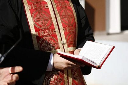 Credincios ingrijorat ca slujbele la care participa ar putea sa nu fie valabile daca preotul ii pomeneste pe cei neajutati