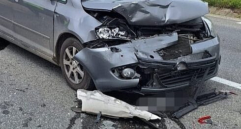 Doi cetateni ucraineni in varsta de 26 si 29 de ani raniti dupa ce s au ciocnit cu masina de poarta unei case din Balcauti soferul era sub influenta alcoolului